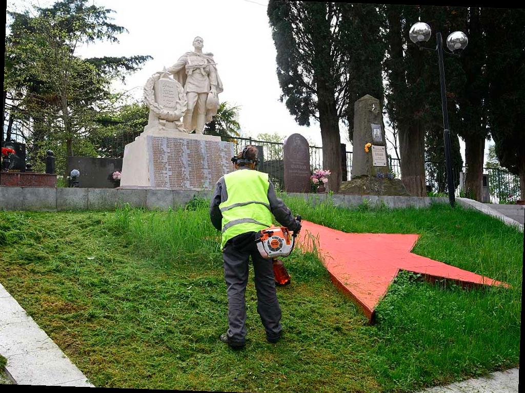 В Сочи готовят кладбища к Пасхе