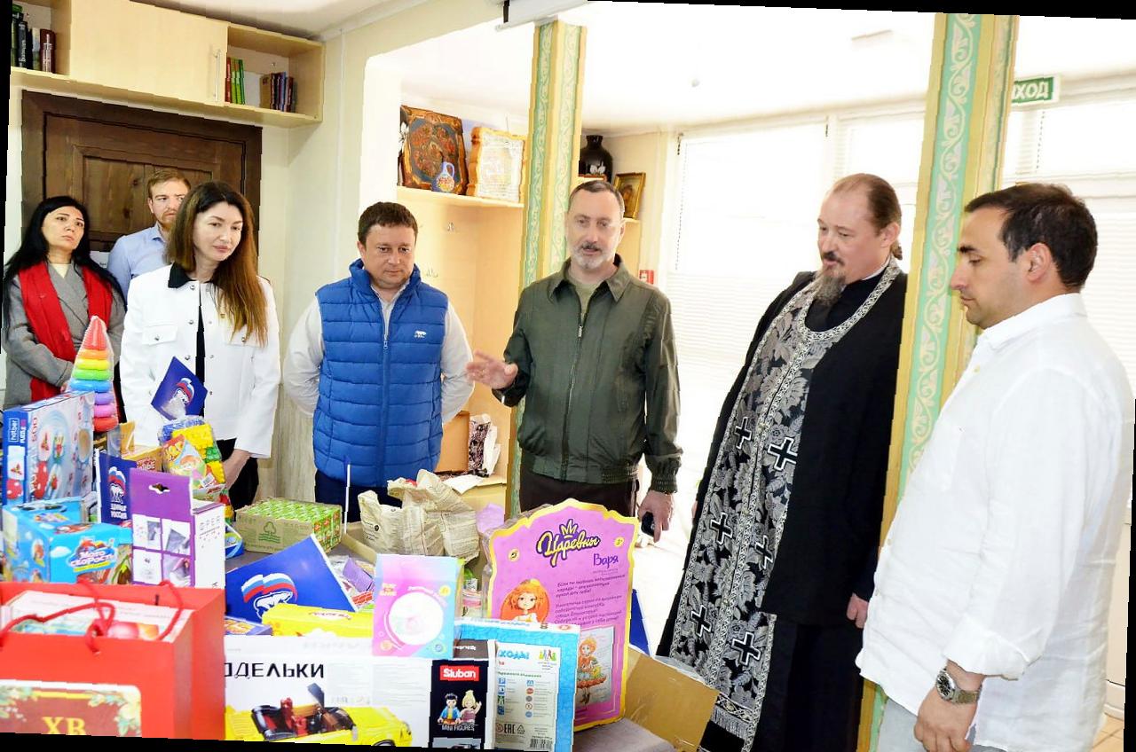 Виктор Тепляков поздравил детей приюта у храма в Сочи с наступающим праздником Пасхи