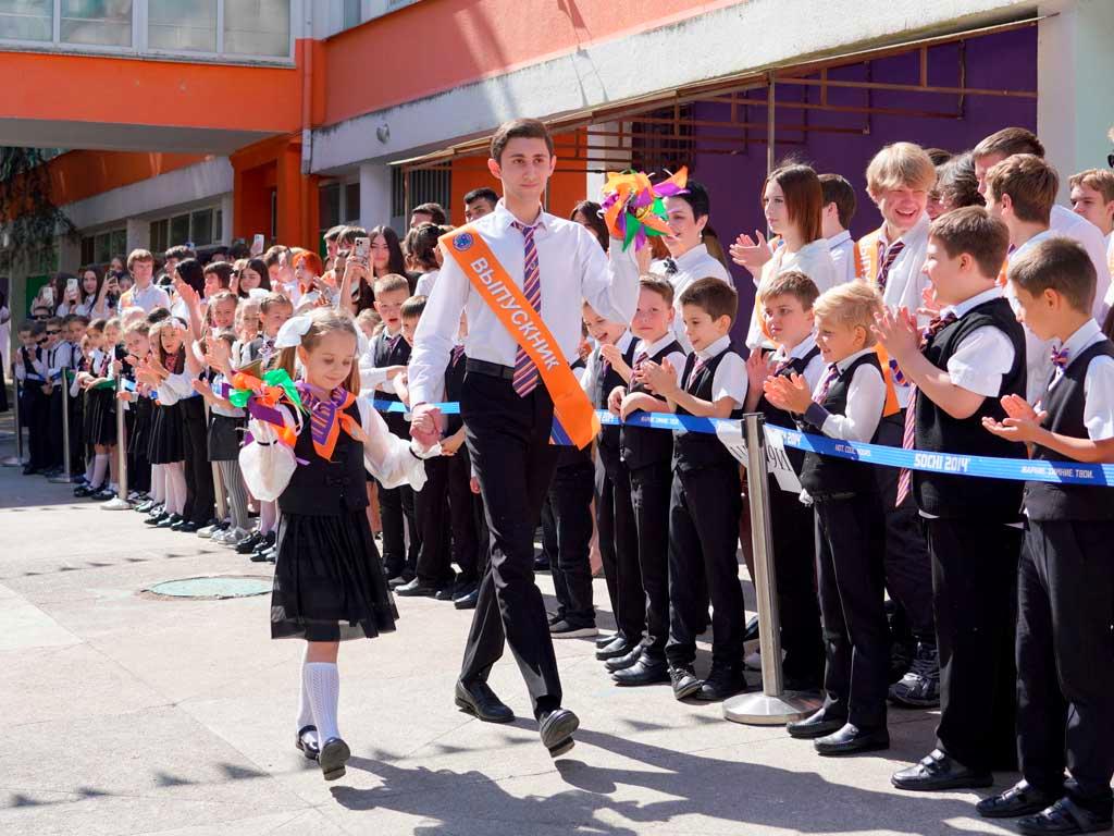 Праздничные линейки в Сочи: последний звонок для 10 тысяч выпускников
