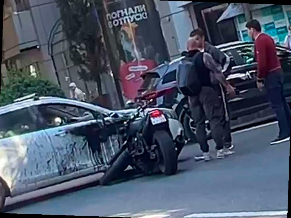 В центре Сочи произошло столкновение мотоциклиста с легковушкой