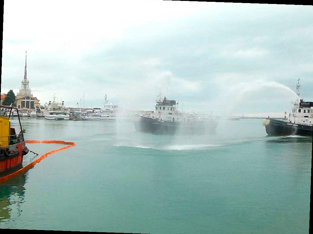 Разлив нефтепродуктов в Сочи: В морпорту провели учения по ликвидации ЧС