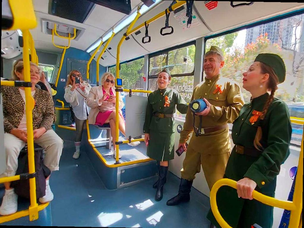 Праздничная акция в сочинских автобусах: песенный марафон и «Бессмертный полк»