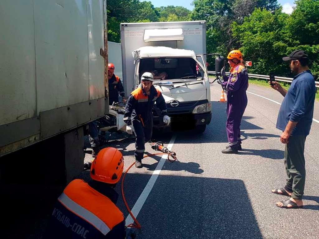 ДТП на трассе: ребенка зажало в кабине грузовика