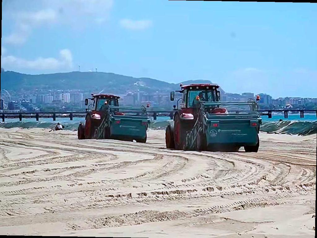 Спецтехника заканчивает уборку пляжей Анапы к середине июля