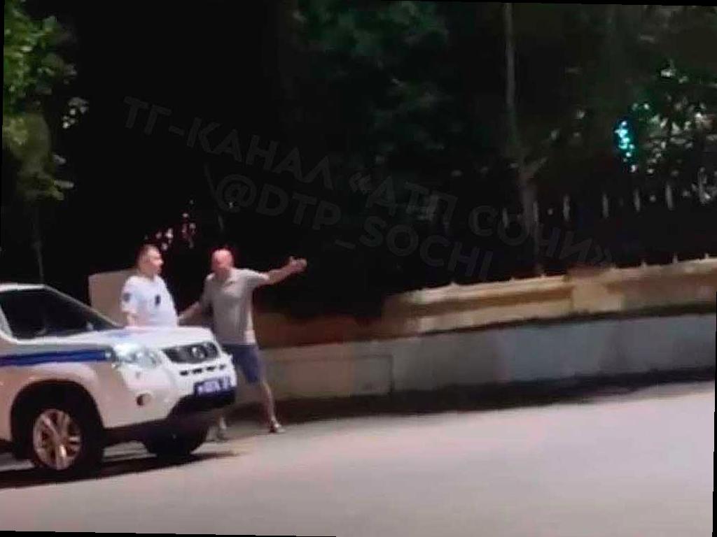 В Сочи пьяный мужчина напал на инспектора ГИБДД