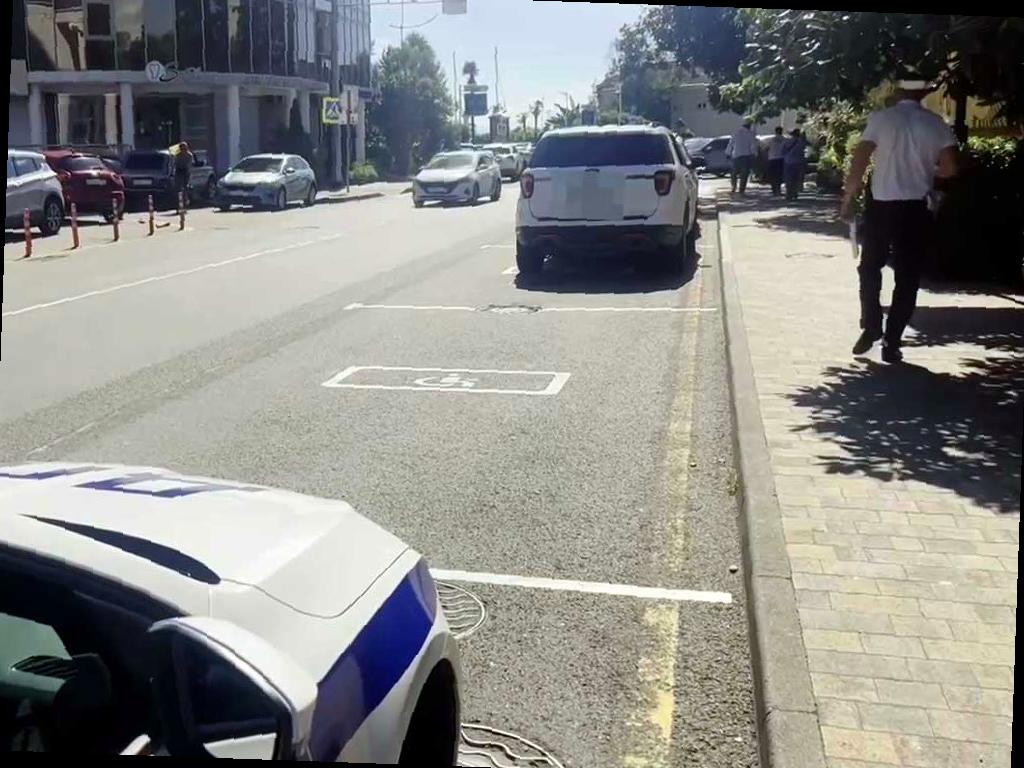 Более 650 машин в Сочи отправили на спецстоянку за парковку на местах для инвалидов