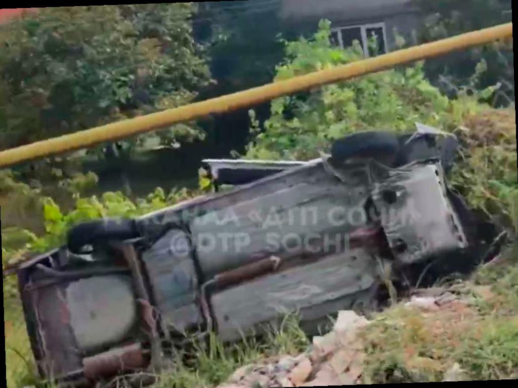 Автомобиль слетел с дороги и перевернулся в сочинском селе