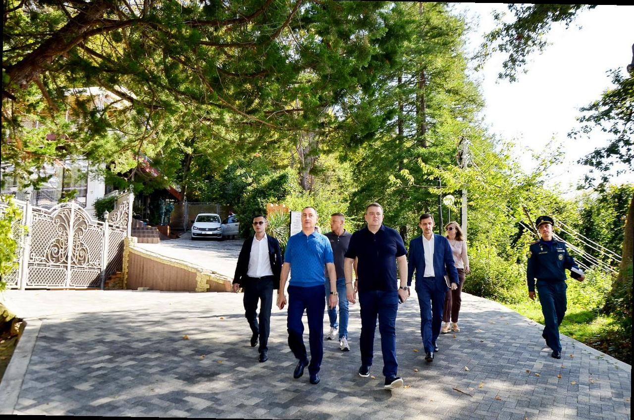 «Виктор Тепляков проверил состояние «Тропы здоровья» в Хостинском районе Сочи»