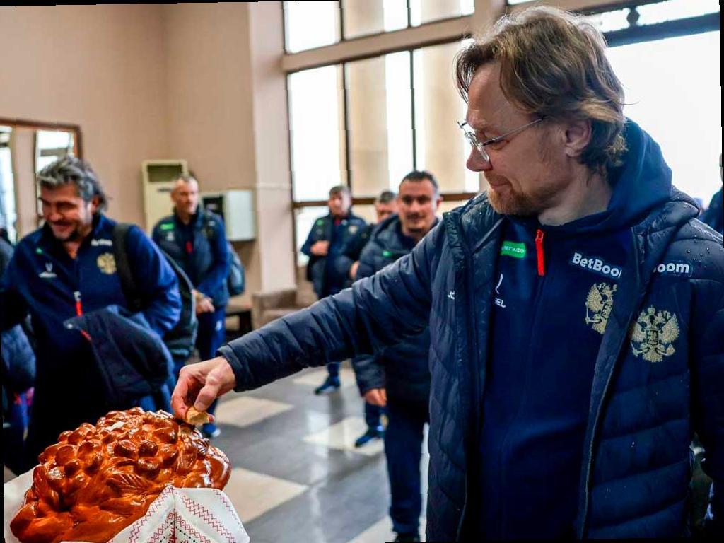 Футбольные сборные России и Перу прибыли в Сочи для игр