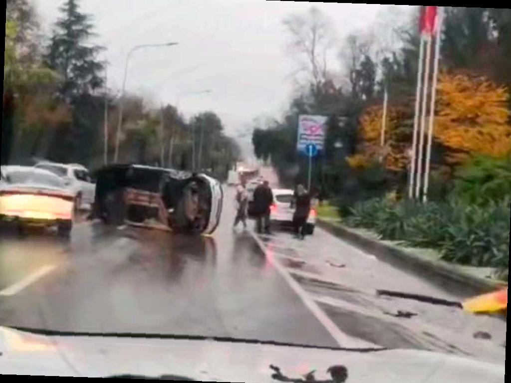 Автомобиль перевернулся на трассе «Сочи — Адлер» в Хосте