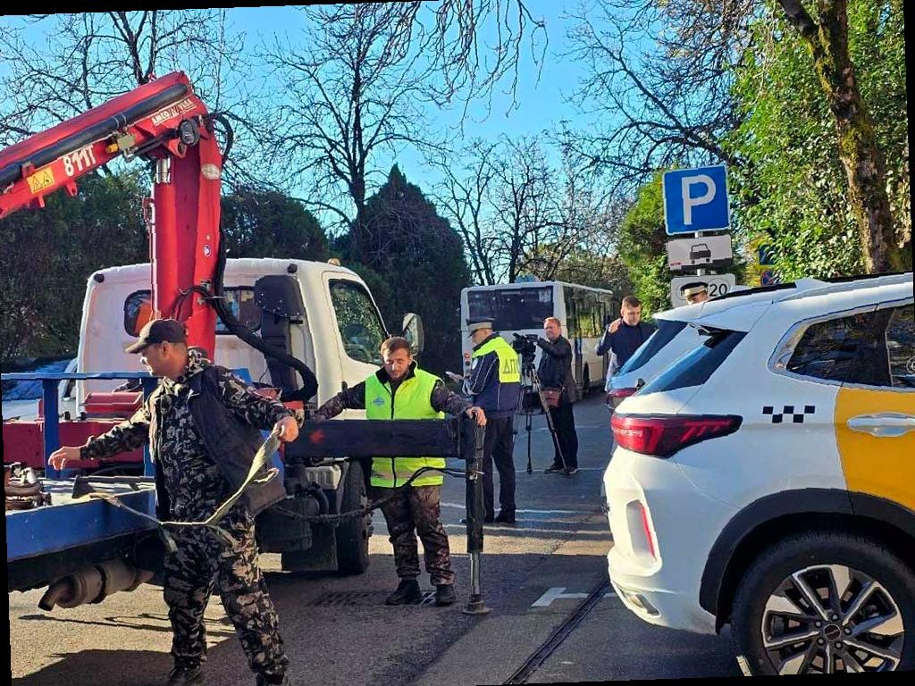 Эвакуация автомобилей за неправильную парковку в центре Сочи