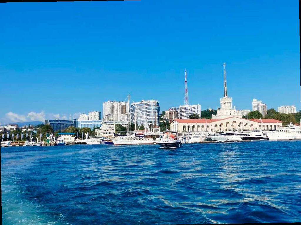 Вечерние учения с учебными стрельбами в порту Сочи