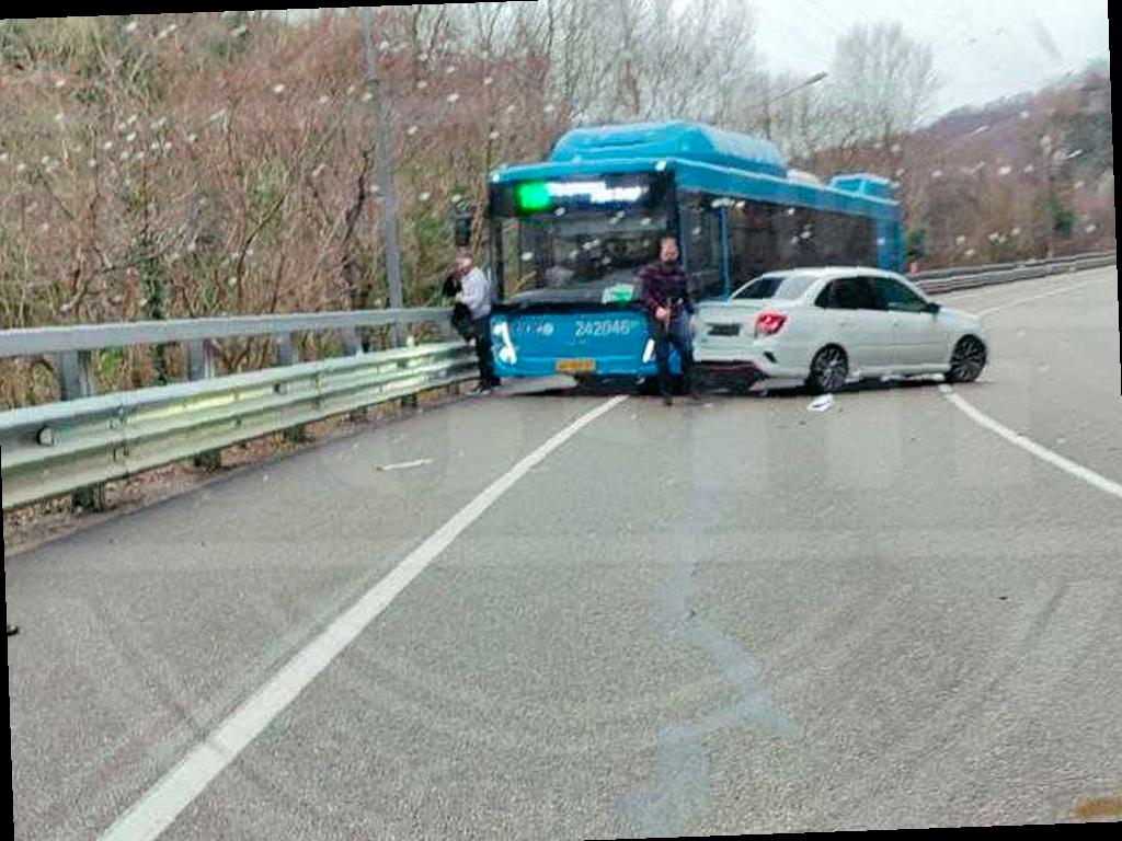 На дороге в Сочи произошло столкновение легкового автомобиля с автобусом