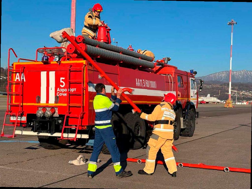 Учения аварийно-спасательных служб в аэропорту Сочи