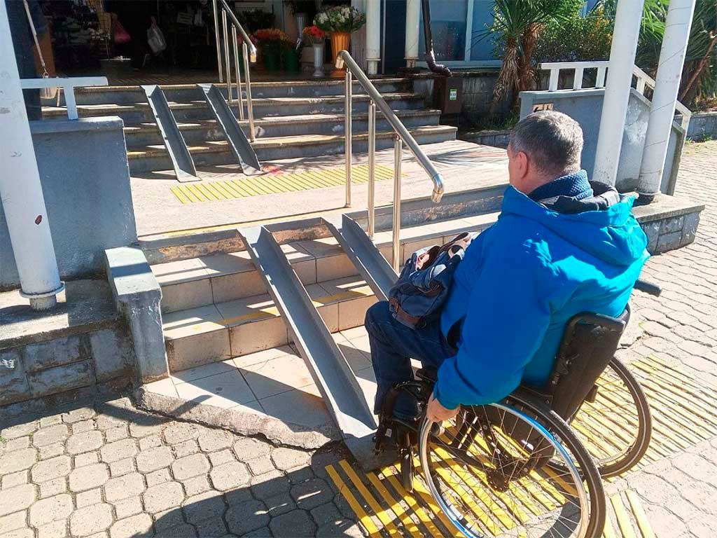 Магазины и кафе в центре Сочи проверили на доступность для маломобильн