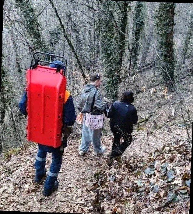 В Сочи спасатели эвакуировали туристку с «Тропы здоровья» после травмы