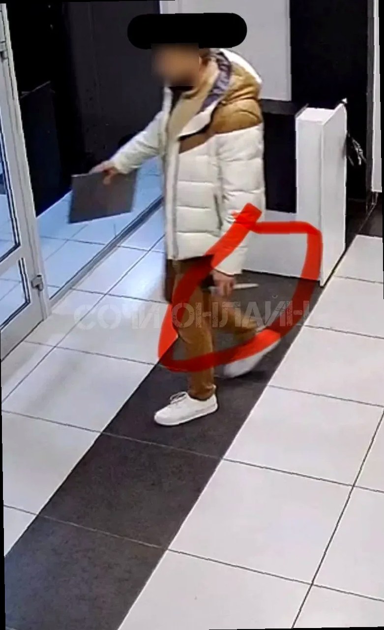 С ножом в офис: в центре Сочи мужчина устроил переполох в агентстве не