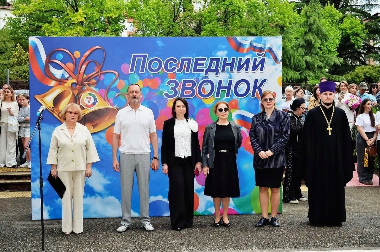 Депутат ЗСК Виктор Тепляков на последнем звонке в школе №7 Сочи
