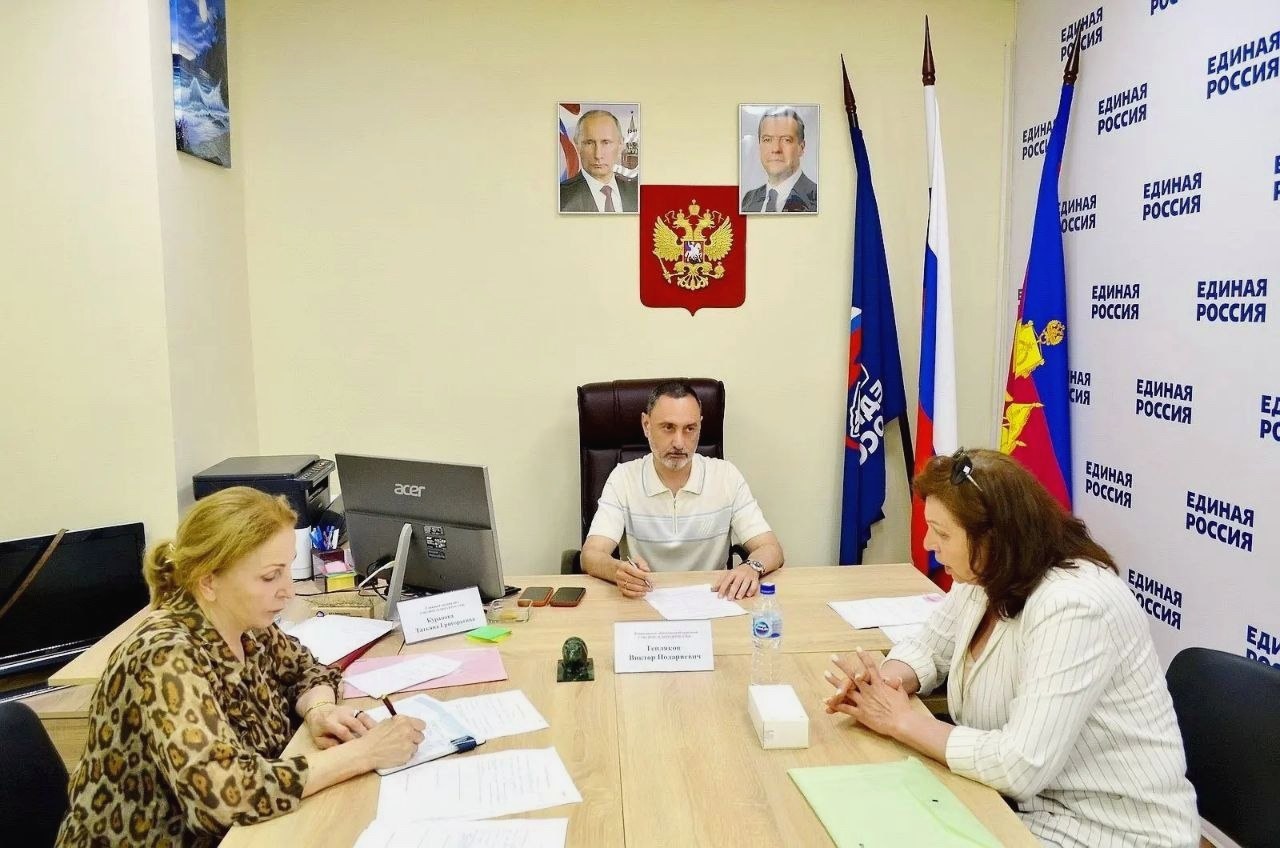 Депутат Законодательного Собрания Виктор Тепляков провёл приём граждан в Общественной приёмной