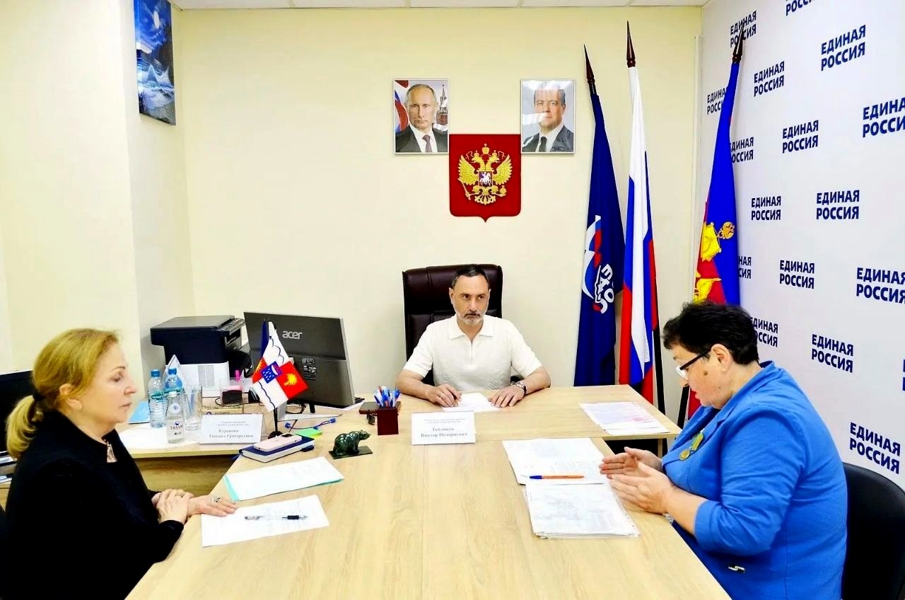 Депутат ЗСК Виктор Тепляков провел встречи с гражданами в Общественной приёмной ЕР