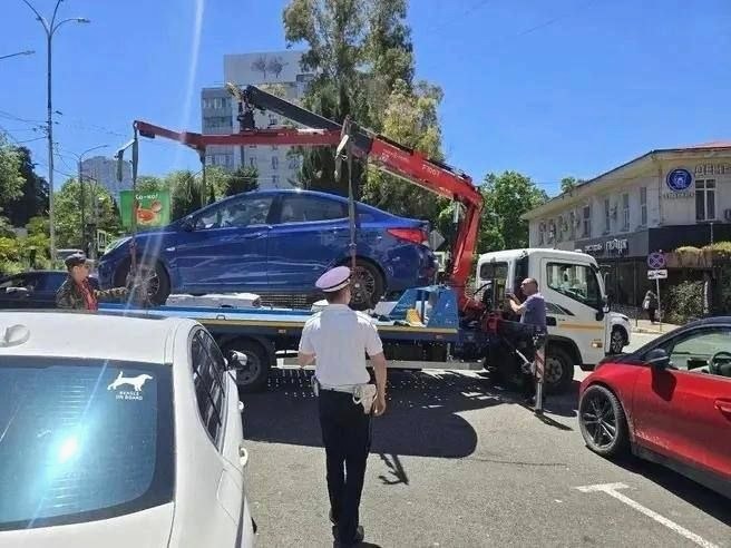 Эвакуация 15 автомобилей в Адлере в ходе рейда по парковке